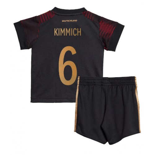 Tyskland Joshua Kimmich #6 kläder Barn VM 2022 Bortatröja Kortärmad (+ korta byxor) Tyskland Joshua Kimmich #6 kläder Barn VM 2022 Bortatröja Kortärmad (+ korta byxor)